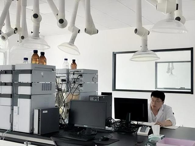 連日來,公司的合成,質(zhì)量研究,微生物室等多個(gè)實(shí)驗(yàn)部門的20余位一線